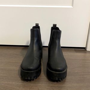 CHUNKY BLACK BOOTS